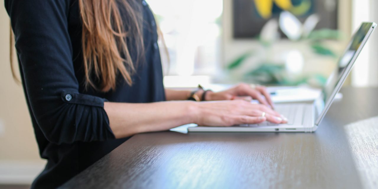 How to relax your neck while working at a desk